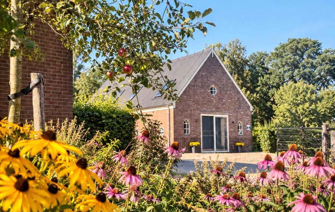 De Hoeve tussen de bloemen en fruitbomen op het boerenerf