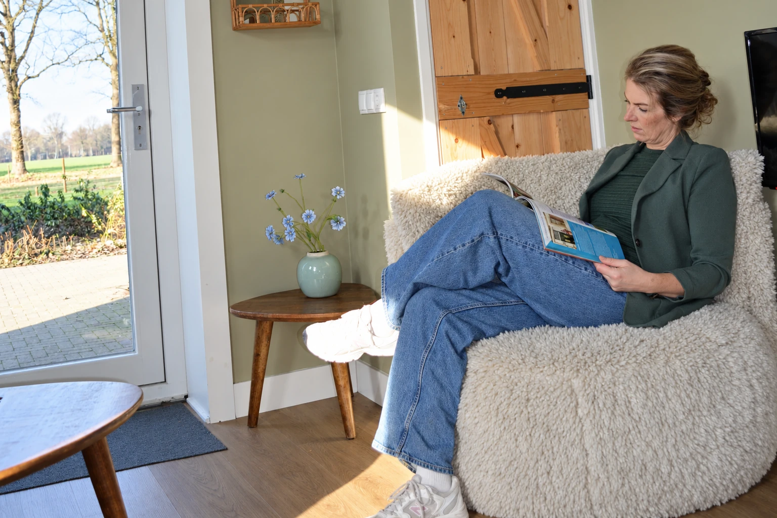 Rustig lezen in de zithoek van een appartement op de Hoeve