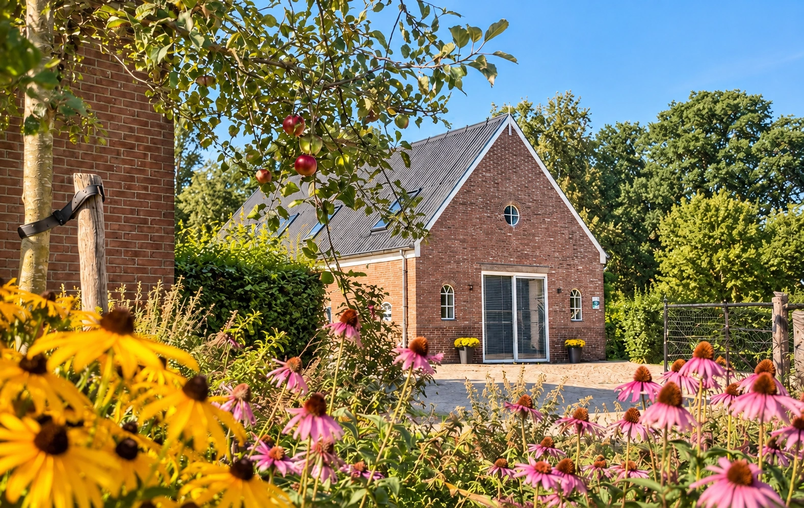 De Hoeve tussen de bloemen op het boerenerf