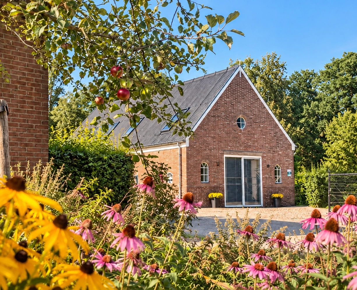 De Hoeve tussen de bloemen en fruitbomen op het boerenerf